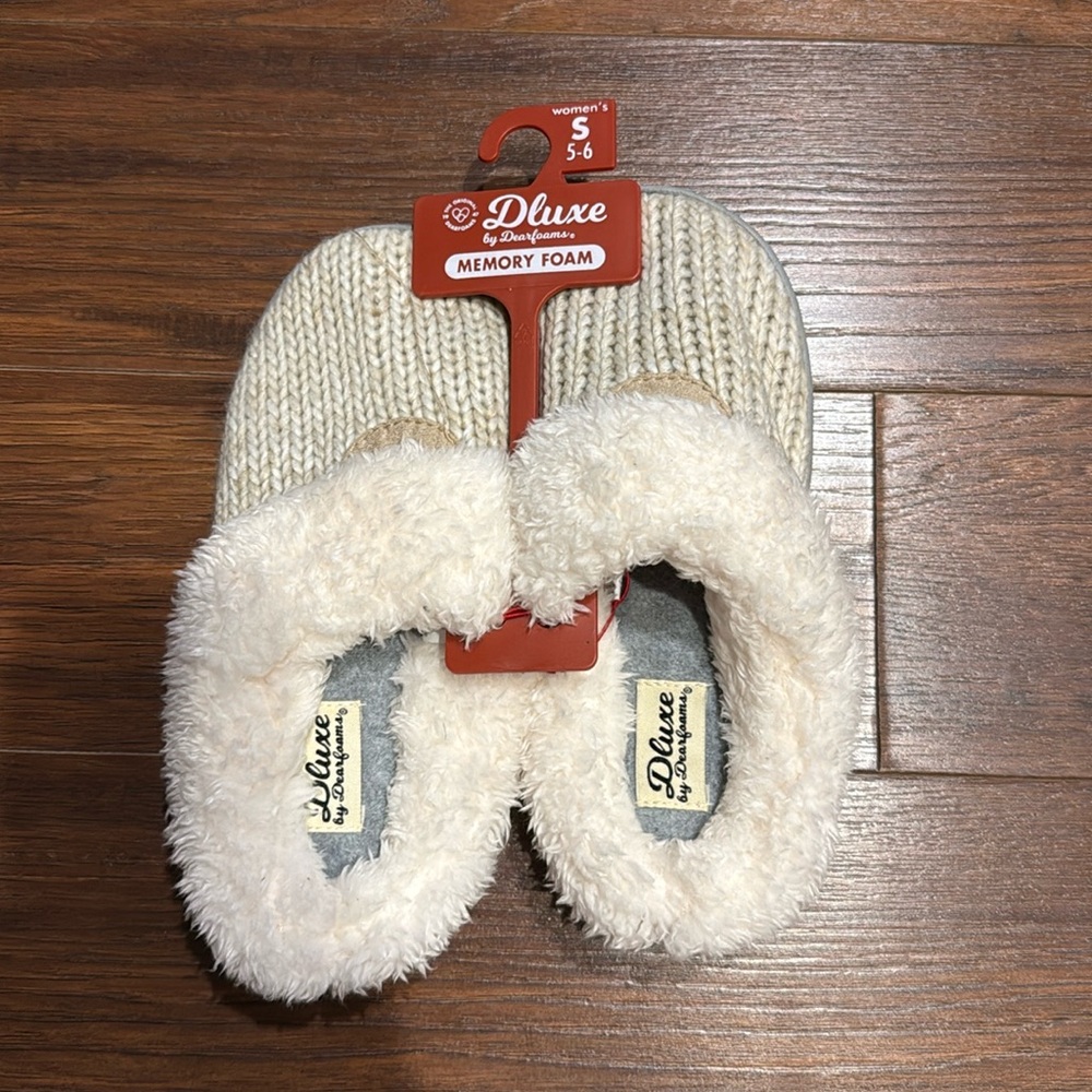 Dluxe by Dearfoam Memory Foam Slippers, size S (5-6), NWT